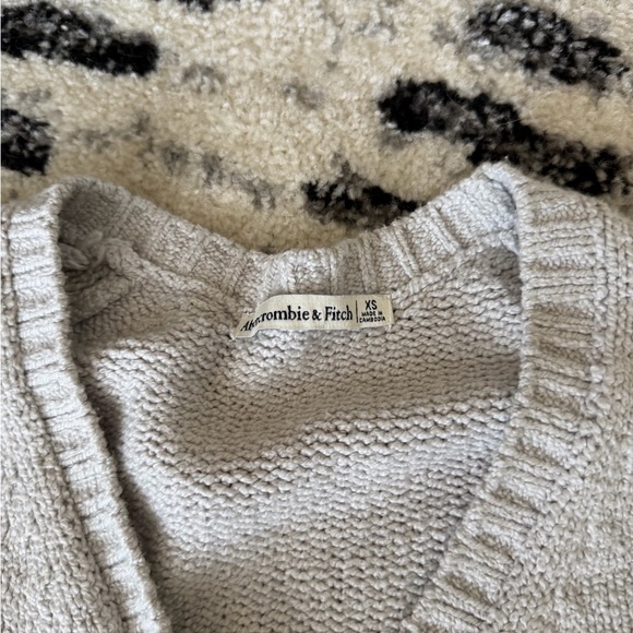A&F Cropped V-Neck Cardigan Light Grey - Picture 2 of 3